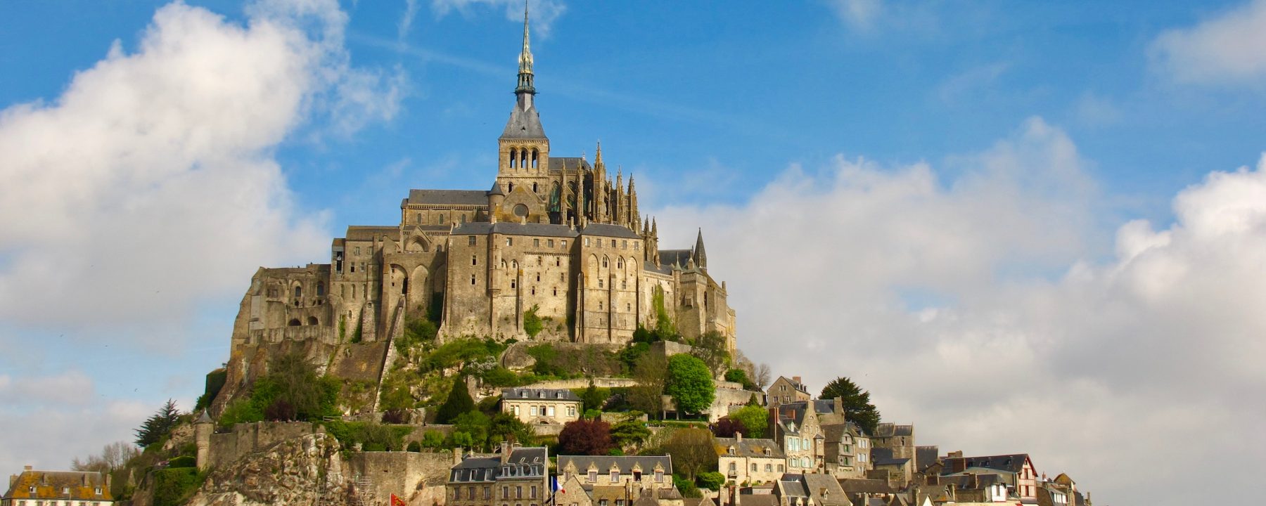 Le Mont St-Michel à marrée basse, en Normandie, France