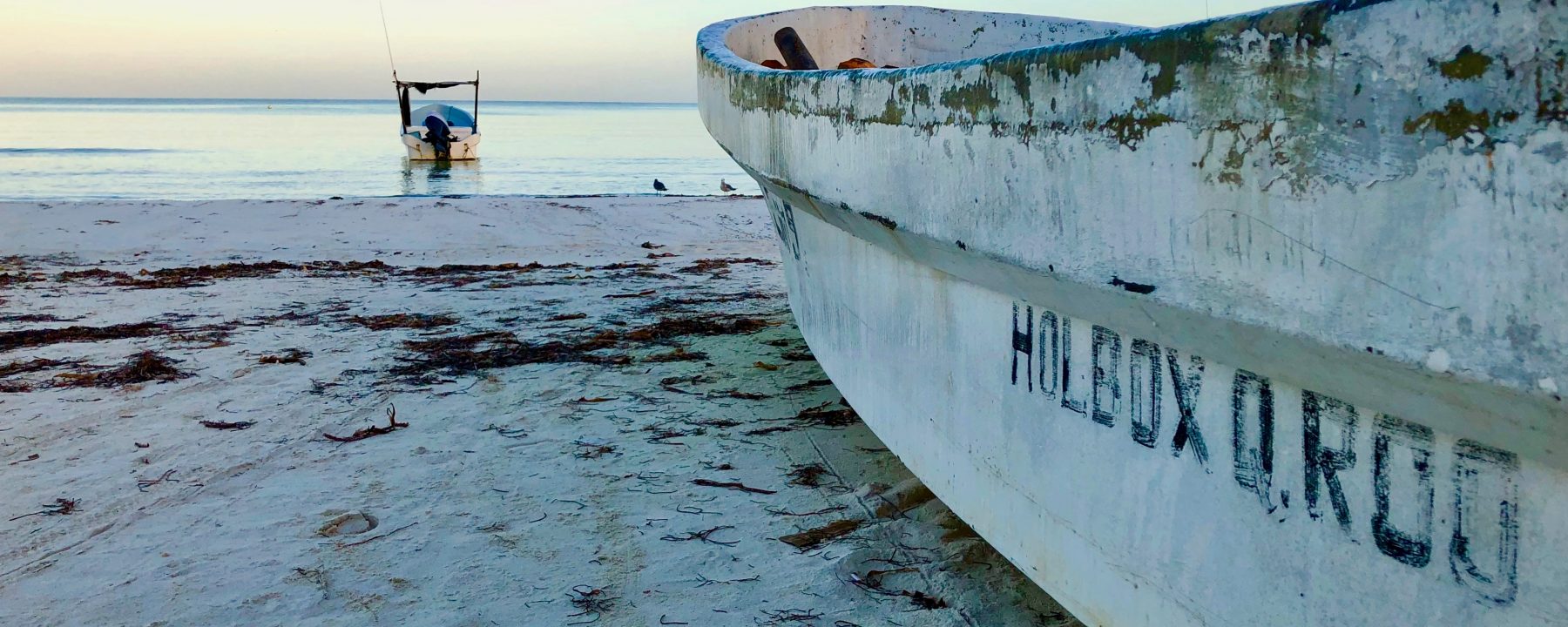Chaloupe de pêcheurs sur la plage de Isla Hoblox au Mexique