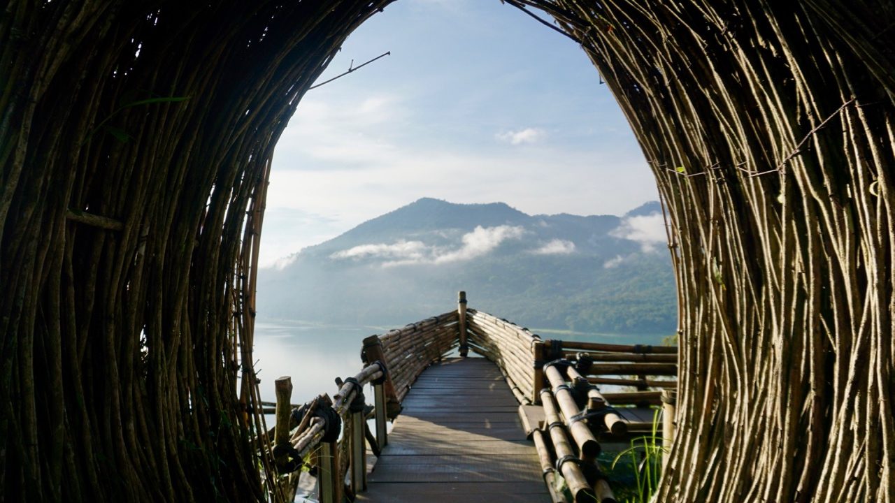 Vue à Munduk sur un lac au petit matin, Bali, Indonésie